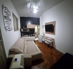 a small living room with a couch and a table at Sambódromo Lapa Santa Teresa Centro in Rio de Janeiro