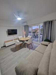 una sala de estar con un sofá y una mesa en Piso vacacional, en Calpe