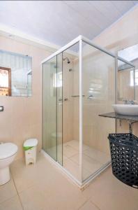 una ducha de cristal en un baño con lavabo en Casa Papai Noel, en Campos do Jordão 92 fotos más