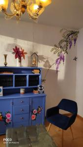 a room with a blue dresser and a blue chair at Hostal arbol cafe caicedonia in Caicedonia