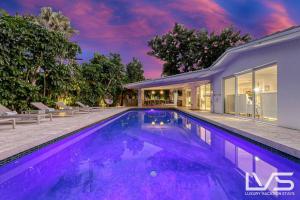 uma piscina no quintal de uma casa em Cascada-Luxe Resort Heated Pool HotTub Wlk 2 Beach em Fort Lauderdale
