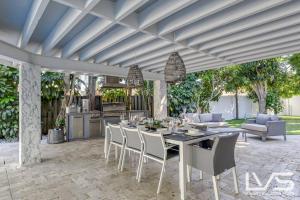 patio ze stołem i krzesłami oraz kuchnią w obiekcie Cascada-Luxe Resort Heated Pool HotTub Wlk 2 Beach w mieście Fort Lauderdale