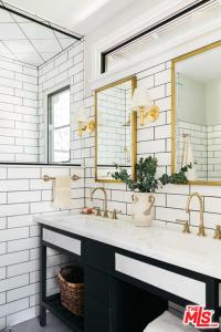 uma casa de banho com dois lavatórios e dois espelhos em Drexel Villa em Los Angeles