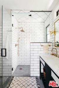 uma casa de banho branca com um lavatório e um chuveiro em Drexel Villa em Los Angeles