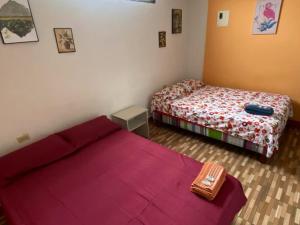 1 dormitorio pequeño con 2 camas y 1 cama sidx sidx sidx sidx en Encantador departamento en Garzota, en Guayaquil