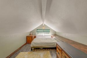 Ліжко або ліжка в номері Texas Retreat with Deck, Near Fishing and State Park!