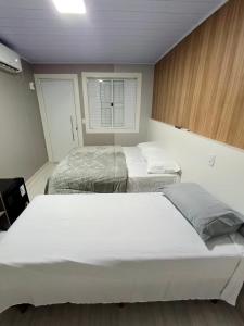 1 Schlafzimmer mit 2 Betten in einem Zimmer in der Unterkunft Loft Lux 4 in Chapecó