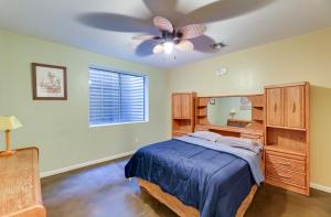 um quarto com uma cama e uma ventoinha de tecto em Family Oasis with Pool, 2 Mi to Downtown Chandler! em Chandler