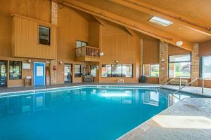 a large swimming pool in a large building at Royal Inn Suites in Huntington