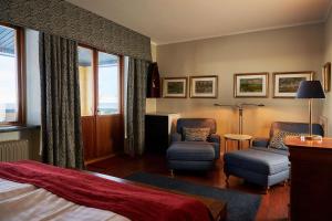 um quarto de hotel com uma cama e duas cadeiras em Hotel Svea - Sure Hotel Collection by Best Western em Simrishamn