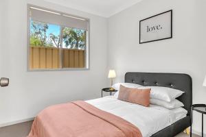 Postel nebo postele na pokoji v ubytování Opie's Oasis between West Beach & Henley South