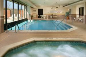 uma grande piscina num edifício em Drury Inn & Suites Jackson - Ridgeland em Ridgeland