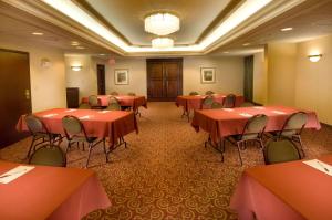 - une salle de conférence avec des tables et des chaises rouges dans l'établissement Drury Inn & Suites Jackson - Ridgeland, à Ridgeland