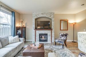 ein Wohnzimmer mit einem Sofa und einem Kamin in der Unterkunft Hillsboro Vacation Rental about 19 Mi to Portland! in Hillsboro