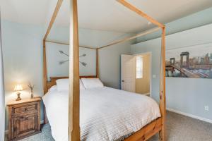 ein Schlafzimmer mit einem Himmelbett mit einem Holzrahmen in der Unterkunft Hillsboro Vacation Rental about 19 Mi to Portland! in Hillsboro