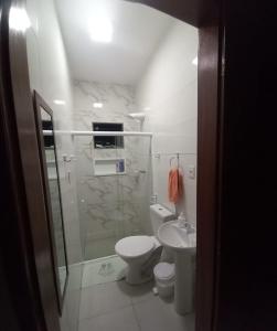 uma casa de banho com um chuveiro, um WC e um lavatório. em Apartamento para até 4 pessoas em Garanhuns-PE em Garanhuns
