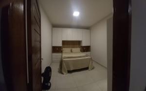 um quarto com uma cama num pequeno quarto em Apartamento para até 4 pessoas em Garanhuns-PE em Garanhuns