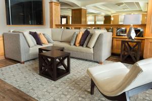 Sala de estar con 2 sofás y mesa en Drury Inn & Suites Lafayette LA en Lafayette