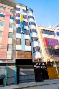 un edificio alto con un cartel de hotel en Hotel Italia I en Chiclayo