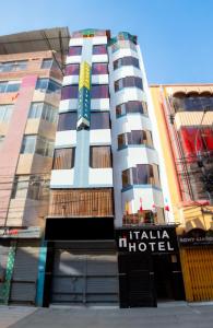 um edifício alto com uma placa de hotel em frente ao hotel italiano em Hotel Italia I em Chiclayo