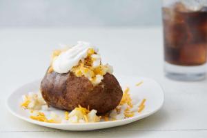 einen Schokoladenmuffin auf einem weißen Teller mit Popcorn in der Unterkunft Drury Plaza Hotel St. Louis St. Charles in St. Charles