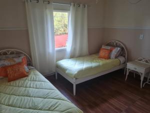1 Schlafzimmer mit 2 Betten und einem Fenster in der Unterkunft Willa Hala in Vinhedo
