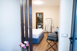 una camera con un letto e uno specchio di Terra'Vista Apartments a Tirana