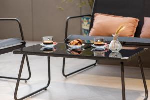 un tavolino nero con bevande e cibo sopra di Terra'Vista Apartments a Tirana