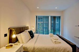 מיטה או מיטות בחדר ב-Modern 1 bedroom flat with balcony in Chelsea