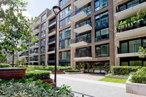 een appartementencomplex met een binnenplaats en een straatlicht bij Modern 1 bedroom flat with balcony in Chelsea in Londen