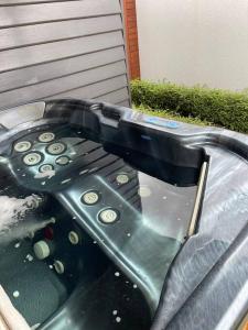 Gallery image of Launceston Stunning Outdoor Hot Tub Spa Townhouse in Invermay +8 photos