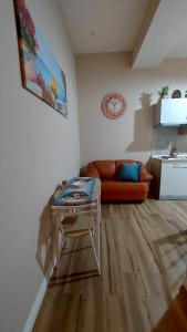 sala de estar con sofá y mesa en La petite maison en Nápoles