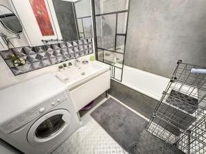 a bathroom with a washing machine and a sink at Cosy appt, Secteur vaise Mars 1 in Lyon