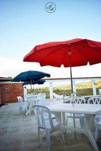 eine Gruppe von Tischen und Stühlen mit Sonnenschirmen in der Unterkunft Hotel Boutique Rosa María in Iza