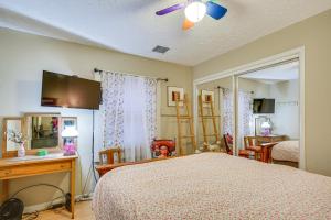 1 dormitorio con cama, escritorio y espejo en Central Bisbee Home, 1 Mi to Copper Queen Mine!, en Bisbee
