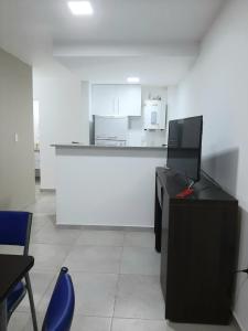 un bureau vide avec un comptoir et une cuisine dans l'établissement Departamento FICO 2, à Sunchales