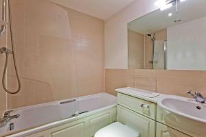 ein Badezimmer mit einer Badewanne, einem Waschbecken und einem WC in der Unterkunft Globe View St Pauls London in London
