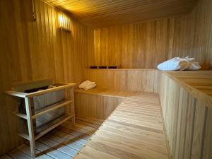 una sauna con paredes de madera, suelo de madera y estanterías en Guemes Hotel & Spa en Salta
