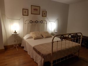 um quarto com uma cama com dois candeeiros em Solar dos Pedrosos em Vila Chã
