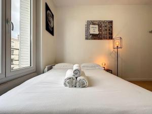 1 dormitorio con 1 cama con toallas en Cosy studio, Cours Émile Zola 2, en Villeurbanne
