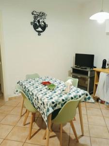 uma mesa de jantar com uma toalha de mesa azul e branca em BeBAdamo ed Eva em Villaggio del Fanciullo