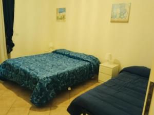 um quarto com duas camas num quarto em BeBAdamo ed Eva em Villaggio del Fanciullo