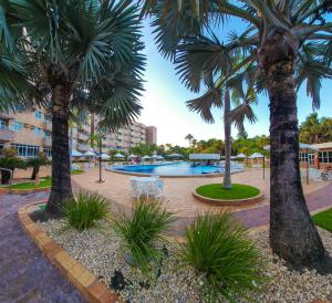 ein Resort mit einem Pool und Palmen in der Unterkunft Hotel - Gran Lençóis 2 suítes in Barreirinhas