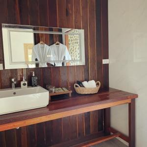 a bathroom counter with a sink and a mirror at Punpawn ปั๋นปอนด์ Farm Stay in Chiang Saen