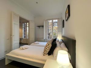 um quarto com 2 camas e um candeeiro em Stay Unique Apartments Cent em Barcelona