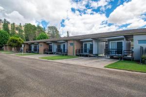 a row of buildings with a road in front at Gundagai Tourist Suites in Gundagai