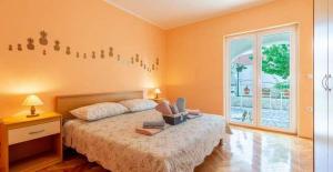 Posteľ alebo postele v izbe v ubytovaní Apartments with parking spaces Grebastica, Sibenik - 11572