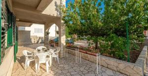 Vonkajšia záhrada v ubytovaní Apartments with parking spaces Grebastica, Sibenik - 11572