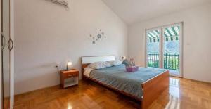 Posteľ alebo postele v izbe v ubytovaní Apartments with parking spaces Grebastica, Sibenik - 11572