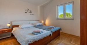 Posteľ alebo postele v izbe v ubytovaní Apartments with parking spaces Grebastica, Sibenik - 11572